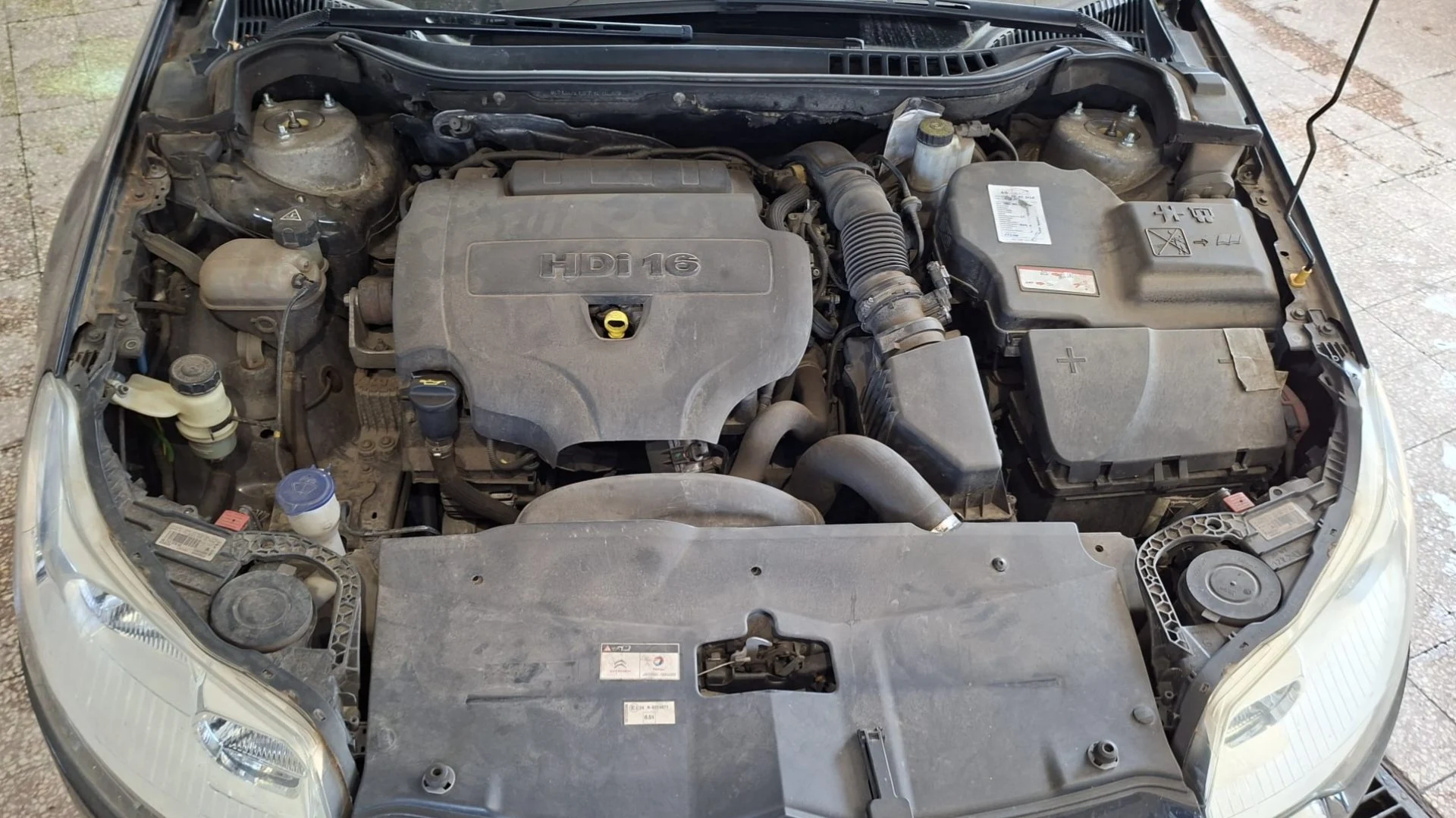 Prljavi motorni prostor